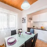 Hope St - Two Bedroom With Balcony Apartment