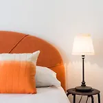 Hope St - Two Bedroom With Balcony Apartment Split