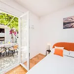 Hope St - Two Bedroom With Balcony Apartment *