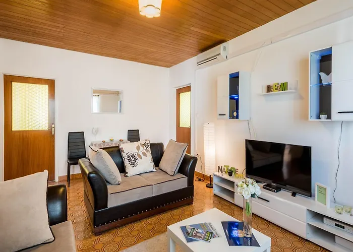 Hope St - Two Bedroom With Balcony *