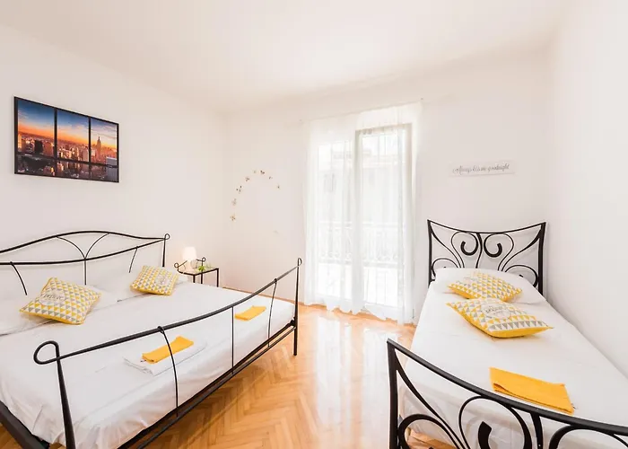 Hope St - Two Bedroom With Balcony *