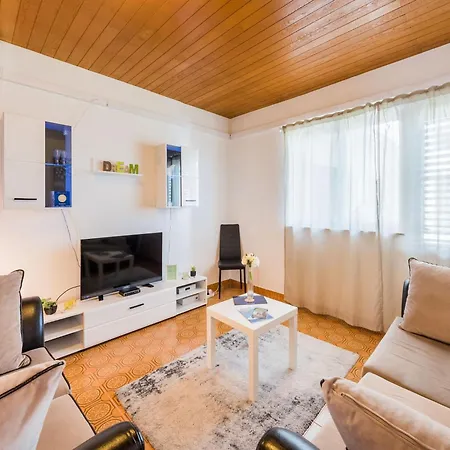 Hope St - Two Bedroom With Balcony Split