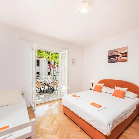 Hope St - Two Bedroom With Balcony *