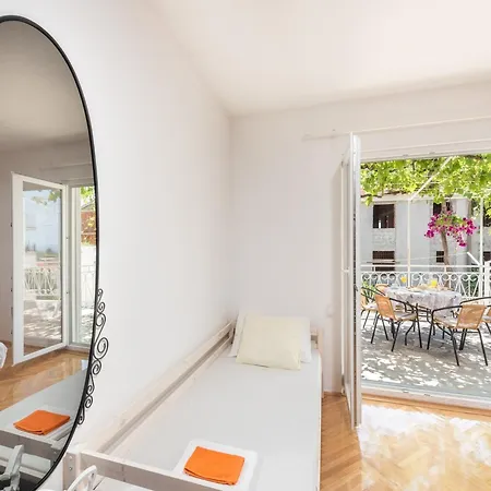 Hope St - Two Bedroom With Balcony * Split