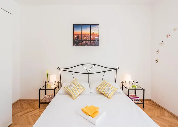 Hope St - Two Bedroom With Balcony