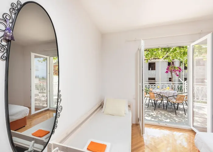 Hope St - Two Bedroom With Balcony * Split