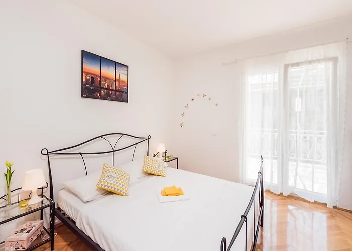 Hope St - Two Bedroom With Balcony Apartament Split